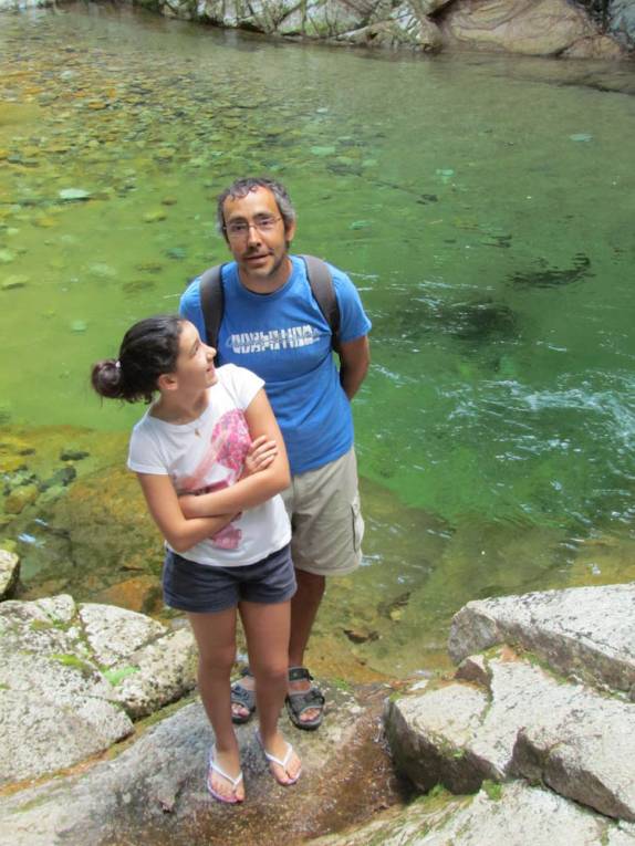 Rio de águas claras e geladas nas White Mountains, região de Lincoln, em New Hampshire - Estados Unidos